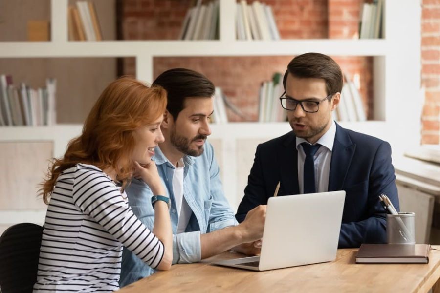 spécialiste isolation donnant des conseils à ses clients