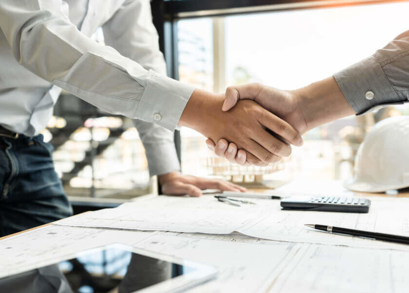 client et thermicien se serrent la main